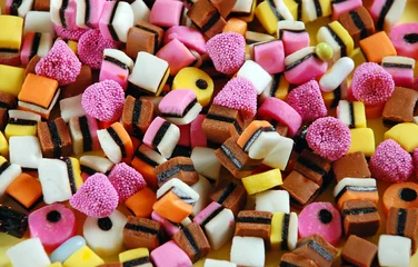 Abwaschbare Fototapete Colorful licorice candy mix © perlphoto