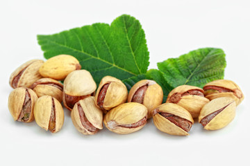 Фисташки на белом фоне