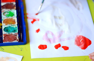 rote kleckse Kinder malen