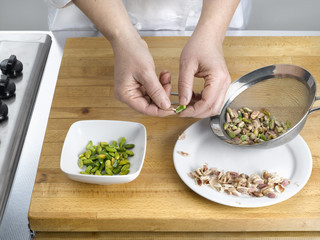 enlever la coque des pistaches