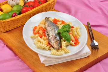 gegrille Sardinen auf Tomaten Pasta