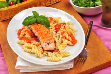 gegrilltes Lachsfilet auf Tomaten Pasta