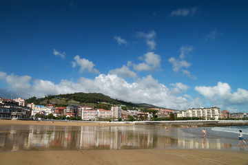 Obraz premium Castro Urdiales - centro urbano en la playa