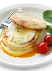 Eggs Benedict , Poached egg on toasted English muffin