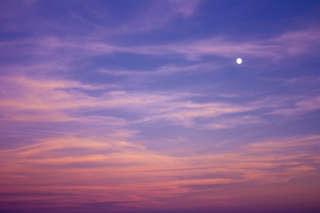 Cielo y luna al atardecer
