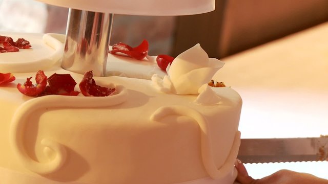 Hochzeitstorte wird angeschnitten