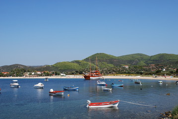 Fototapeta na wymiar Greece - Chalkidiki - bunte Boote am Strand von Toroni