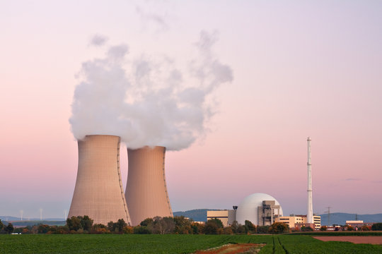 Kernkraftwerk Grohnde in Niedersachsen in der Abenddämmerung