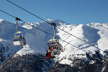 Fototapeta na wymiar Wyciąg krzesełkowy w Alpach