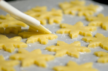glazing cookies before backing