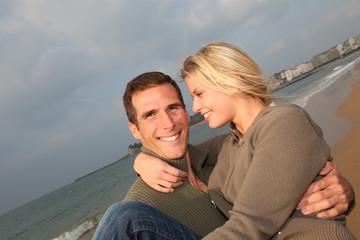 Obraz premium Lovers at the beach in autumn