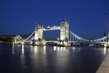 Fototapeta na wymiar Tower Bridge 2010