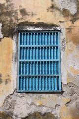 Fototapeta na wymiar Fenêtre sur un mur décrépit à La Havane