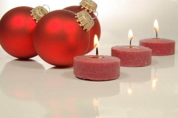rote Kerzen weißer Hintergrund