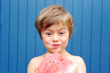 Junge genießt ein Stück Wassermelone
