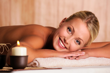 Obraz na płótnie Canvas beautiful smiling female lying down in beauty salon