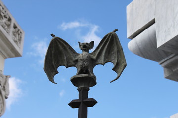 Statue de chauve-souris du cimetière Colón à La Havane