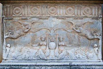 Bajorrelieve alegórico en el Palacio de Carlos V