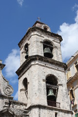 Fototapeta na wymiar Clocher de la cathédrale de San Cristóbal à La Havane 