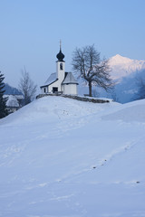 Fototapeta na wymiar Góry zimą kaplica
