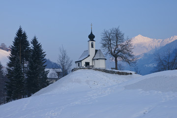 Fototapeta na wymiar Kościół w górach w zimie