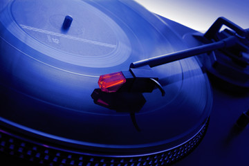 turntable and vinyl record in blue tone © Grasko