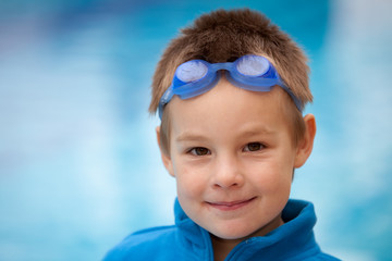 Junge beim Schwimmtraining