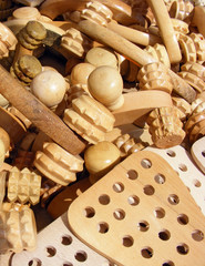 Fototapeta na wymiar Drewniane narzędzia do masażu i inne wyroby z drewna