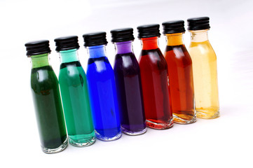 farbige kleine flaschen