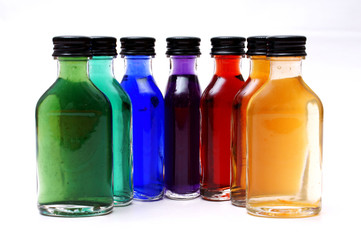 farbige kleine flaschen