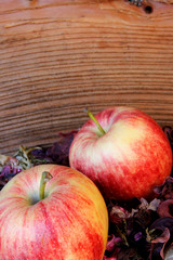 coppia di mele rosse con fondo in legno