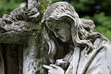 Statue einer trauernden Frau