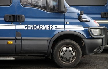 gendarmerie,camion,fourgon,gendarme,police,policier