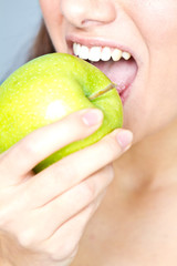 Apfel beißen