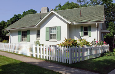Fototapeta Cottage with Picket Fence obraz