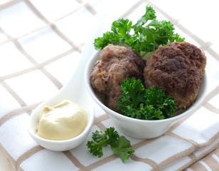 Frikadellen mit Senf