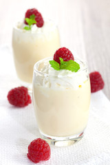 frische Vanillecreme mit Himbeeren