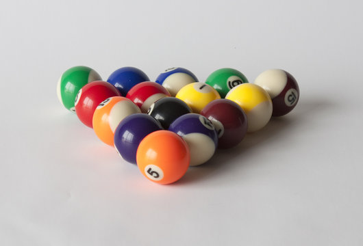 Bolas de billar agrupadas sobre fondo blanco
