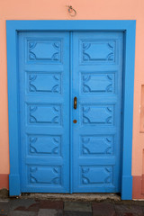 blaue Holztür