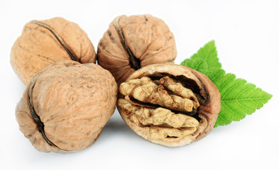 Грецкий орех с листиком на белом фоне