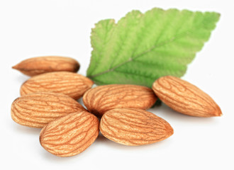 Миндаль на белом фоне