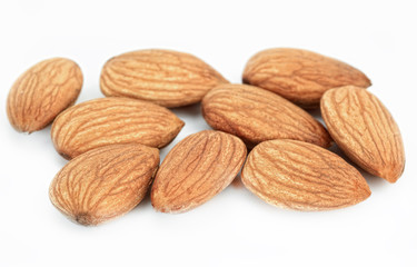 Миндаль на белом фоне