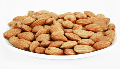 Миндаль на белом фоне