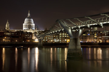 Fototapeta na wymiar Świętego Pawła i Millennium Bridge