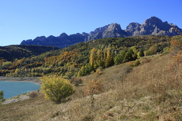 Obraz premium Otoño en el embalse de Bubal, Pirineos