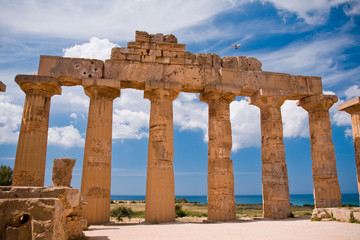 Fototapeta na wymiar Greek temple in Selinunte