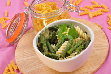 kalter Nudelsalat mit grünem Gemüse