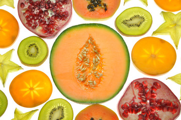 Fototapeta na wymiar Melone, Granatapfel und Südfrüchte