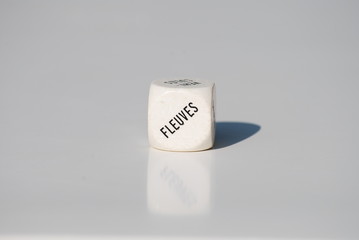 dé blanc sur fond blanc fleuves