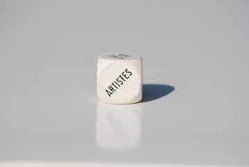 dé blanc sur fond blanc artistes